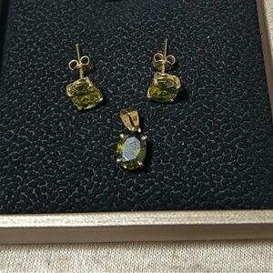 Elegant 18k Yellow Gold Peridot Jewelry Set
